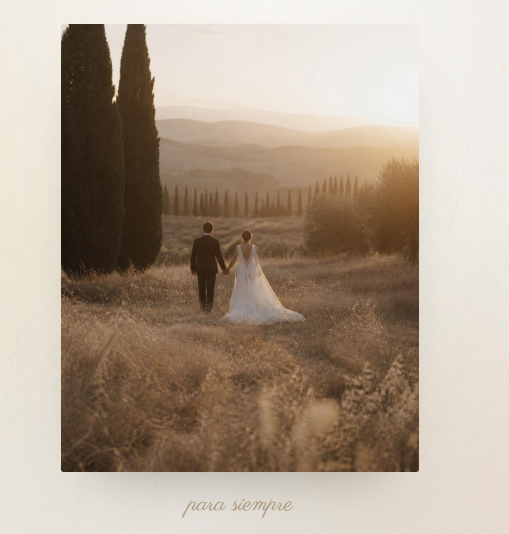 Agos y Jorge caminando juntos por el campo al atardecer